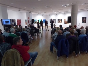 En la inauguración de la exposición participaron los fotógrafos Dos Winkel y Bertie Winkel, Bart Gommans, concejal de Resid. Extranjeros y Francesc Sempere, director Auditori