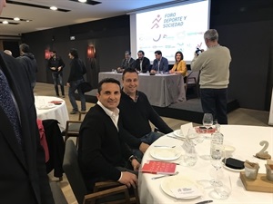 Bernabé Cano, alcalde de La Nucía y Sergio Villalba, en el Foro Deporte y Sociedad en Pamplona