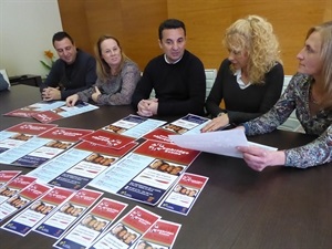 Bernabé Cano, alcalde de La Nucía conversando con las representantes de las Academias de Inglés de La Nucía