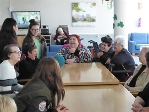 Alumnos y residentes han interactuado en estos talleres intergeneracionales