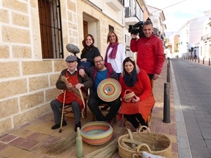 Todo el equipo de TVE junto a los nucieros los nucieros Francisco Martínez e Irene Urosa y Mª Jesús Jumilla, concejala de Juventud