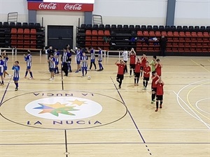 El infantil del Sporting La Nucía saluda tras su triunfo en "casa"