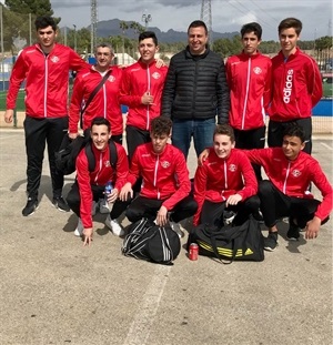 El juvenil del Sporting Fútbol Sala La Nucía junto a Sergio Villalba, concejal de Deportes, en la Rectoria