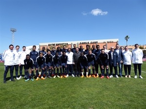 Selección de Francia sub 19 junto a Bernabé Cano, alcalde de La Nucía, esta mañana