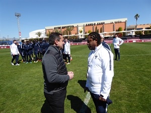 Bernabé Cano, alcalde de La Nucía hablando con Bernard Diomede, seleccionador de Francia sub 19