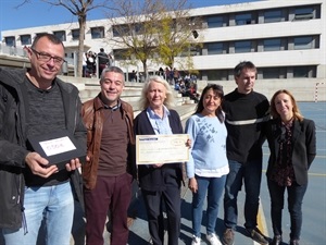 Profesores y Manel Gimeno, director del IES La Nucía en la donación al Programa de Alimentos