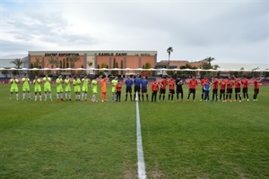 Los dos equipos antes de comenzar el partido