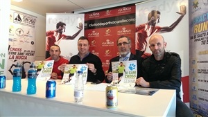 Presentación del IV Canicross con Pepe Brotons, gerente Grupo Brotons, José A. Benavente, pte. C.A. La Nucía, Corpus Sánchez, dtor. Escuela de Atletismo y Sergio Villabal, concejal de Deportes