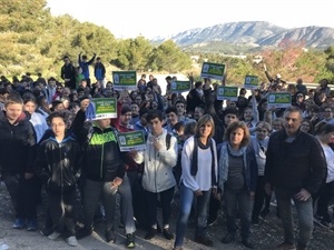 Los alumnos y profesores que han participado en la actividad junto a Mª Jesús Jumilla, concejala de Juventud y Cristóbal Llorens, concejal de Medio Ambiente