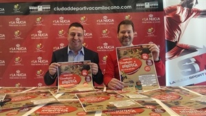 Charles Prieto de Robotikids y Sergio Villalba, concejal de Deportes, en la presentación del Campamento