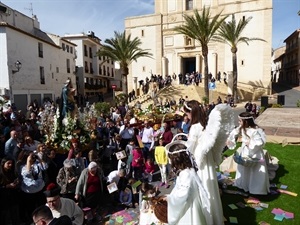 Plaça Major llena para la procesión del Encuentro y l'Ambaixà