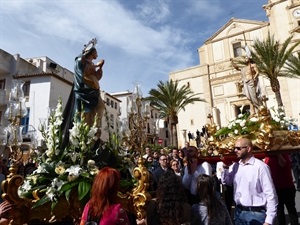 Momento del encuentro entre los dos pasos en la Procesión, una vez Jesús ha resucitado