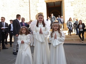 Los tres ángeles en procesión