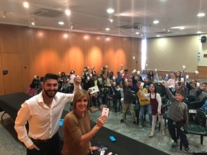 Taller de Magia ayer por la tarde en el Centre Juvenil con el mago David Climent y la concejala de juventud Mª Jesús Jumilla