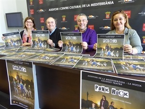 Presentación del estreno con Lina Cano, AECC La Nucía, Isabel Sosa, Protectora, Manel Gimeno, director IES La Nucía y Pedro Lloret, concejal de Cultura