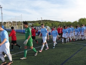 Salida de los dos equipos al campo