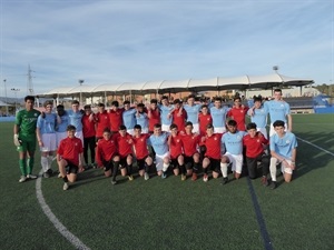 Los dos equipos posaron junto antes del inicio del partido