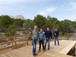 Juan Revuelta, director del Forestal Park, Bernabé Cano, alcalde de La Nucía y los concejales Eva Naranjo y Sergio Villalba,