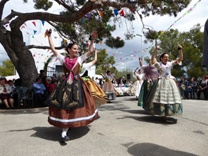 Grup de Danses de Pedreguer actuando en el Captivador