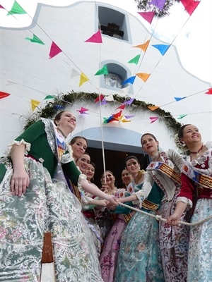 "revolteig" de campana  de ermita de Sant Vicent por la reina y damas