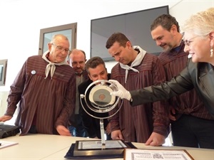 José Soler, pte. Associació 2n. Centenari, Vicent Ripoll, concejal Fiestas Altea, Joan Borja, profesor UA, Bernabé Cano, alcalde de La Nucía y Vicente Arques, alcalde de L'Alfàs del Pi contemplando la reliquia de Sant Vicent