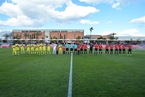 Los dos equipos antes de iniciar el encuentro en el Camilo Cano