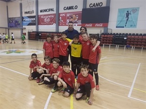 El equipo del Alevín "A" del Sporting La Nucía junto a Sergio Villalba, concejal de Deportes