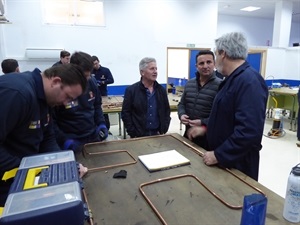 Serafín López, concejal de Empleo, y Bernabé Cano, visitando el curso de Climatización