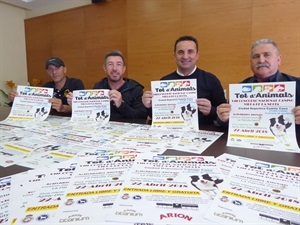 Juan Andrés Montiel, organizador, Salvador Serrano, pte. de la Real Sociedad Canina de Alicante, Fermín Gil, adiestrador de perros y Bernabé Cano, alcalde de La Nucía, en la presentación