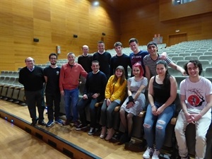 Actores y director de Gaudint Teatre junto a Bernabé Cano, alcalde de La Nucía y los concejales Sergio Villalba, Pedro Lloret y el director de l'Auditori Francesc Sempere