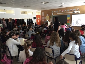 La coach Alejandra Navarro en el taller en el Colegio Muixara