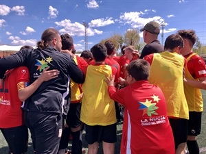 Piña del equipo al final del encuentro