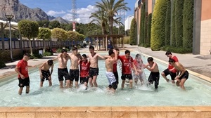 El Cadete A celebrando su título liguero en la fuente de la Ciutat Esportiva Camilo Cano