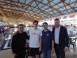 El nadador nuciero Raúl Rincón, junto a Gustavo López sec Tec. FNCV, Bernabé Cano, alcade de La Nucía y Sergio Villalba, concejal de Deportes