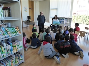 Los alumnos de 2º C del Colegio Sant Rafel en la actividad del cuentacuentos junto a Pedro Lloret, concejal de Cultura