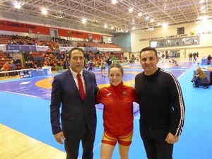 La luchadora española Andrea Molina junto al pte FELUCHA y el alcalde de La Nucía antes de competir