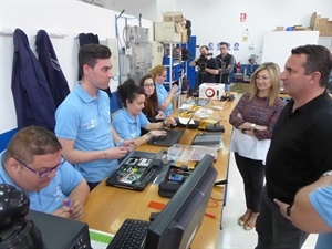 Bernabé Cano, alcalde de La Nucía, visitando el curso en la Escuela de Oficios