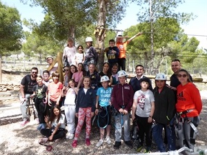 Los alumnos de 5º B del Colegio Muixara en el Forestal Park junto a los monitores, Bernabé Cano, alcalde de La Nucía y Sergio Villalba, concejal de Educación