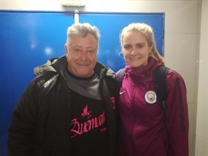 La entrenadora del Manchester City junto al entrenador del Elda Promesas ante del encuentro amistoso