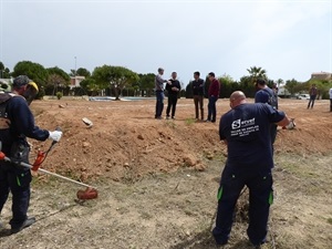 Bernabé Cano, alcalde de La Nucía junto a los concejales Pepe Cano y Miguel A. Ivorra visitando la parcela junto a Urb. Copet