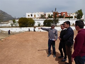 Esta parcela está situada junto a la Urb. Copet y en frente del Centro Social de esta zona residencial de La Nucía