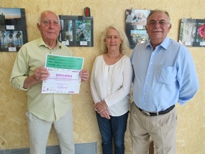 Vidal Corredor, ganador del concurso, junto a José Miguel Aura, profesor de fotografía y Beatriz Pérez-Hickman, concejala de Tercera Edad