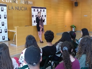 La escritora alicantina contestó a las preguntas de los alumnos