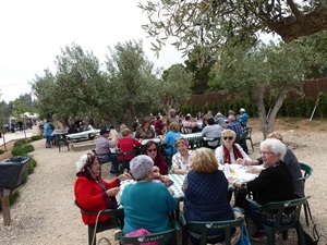 Comida en la zona de barbacoas del CEM Captivador