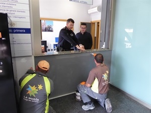 El jefe de la Policía Local y el concejal Pepe Cano, viendo la actuación de los servicios técnicos