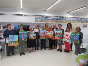 Las alumnas con sus obras en la inauguración de la exposición junto a su profesora y Beatriz Pérez-Hickman, concejala de Tercera Edad