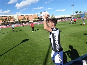 Saque de banda del C.D. Castellón durante el partido