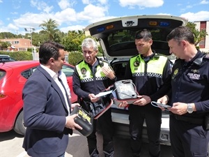 Los agentes de la Policía Local explicando el funcionamiento de los DESAS