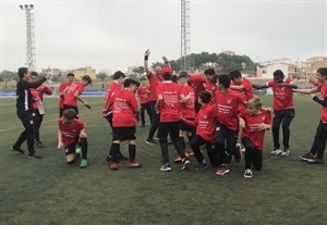 Los jugadores celebraron por todo lo alto el título y el ascenso