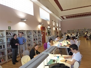 Bernabé Cano, alcalde de La Nucía, visitando la Biblioteca de Caravana, junto a Francesc Sempere, dtor. Auditori